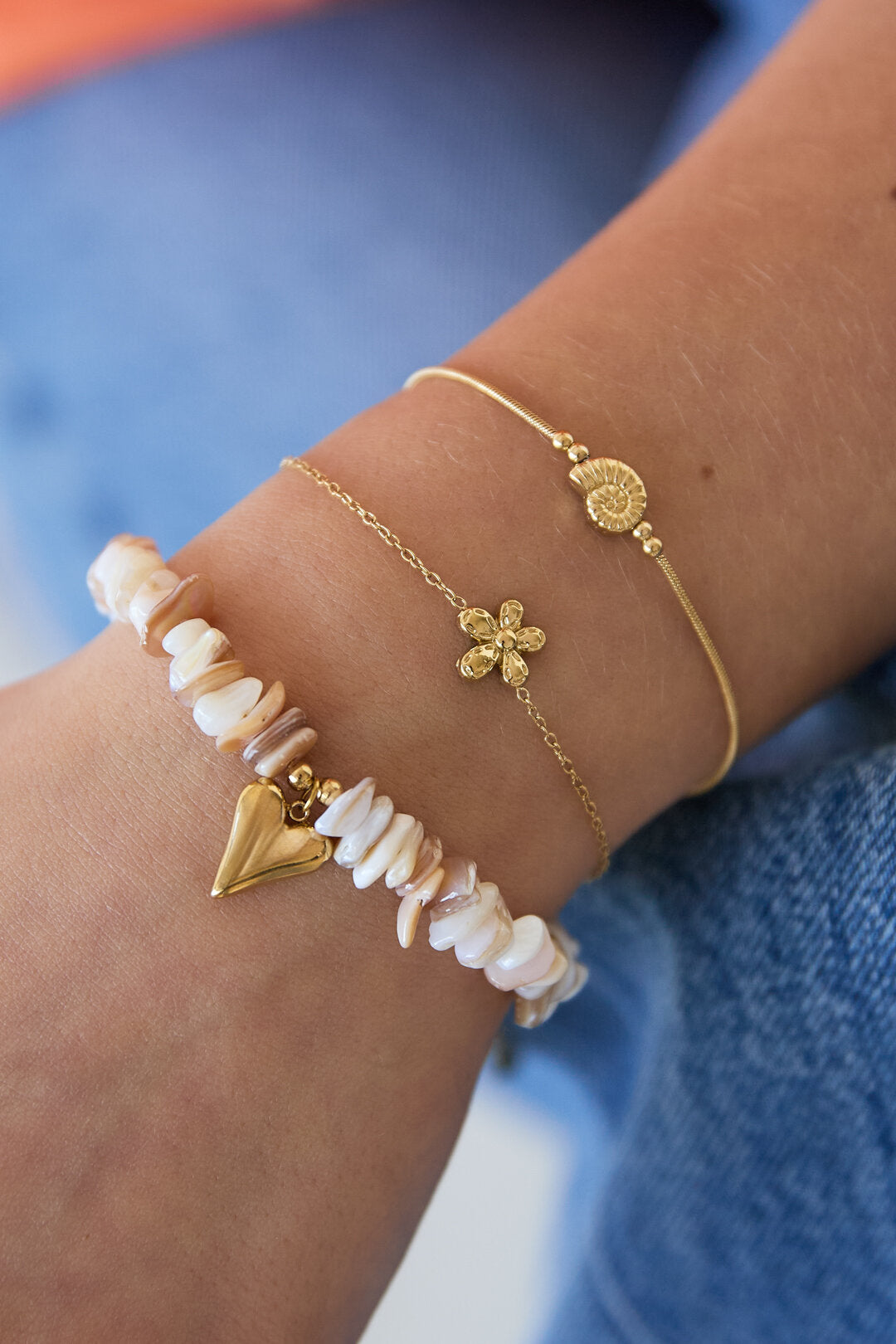 Bracelet with minimalist flower