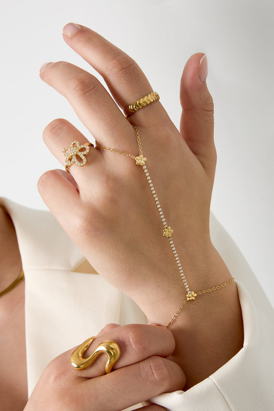 Tennis-style handchain with flowers