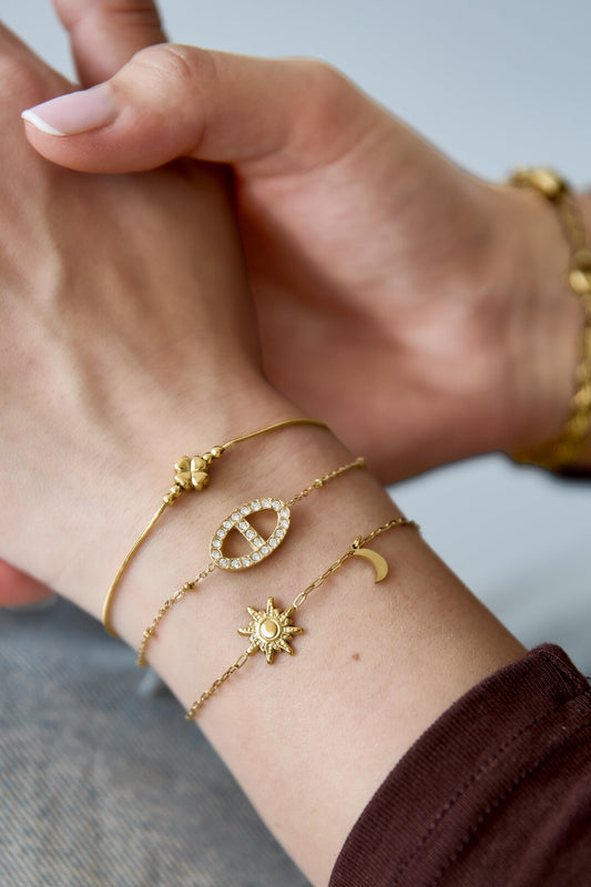 Bracelet with minimalist clover and beads