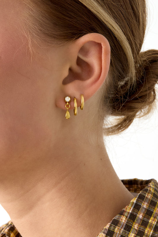 Stud earrings with dangling drop