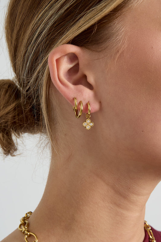 Small hoop earrings with zirconia-set clover charm