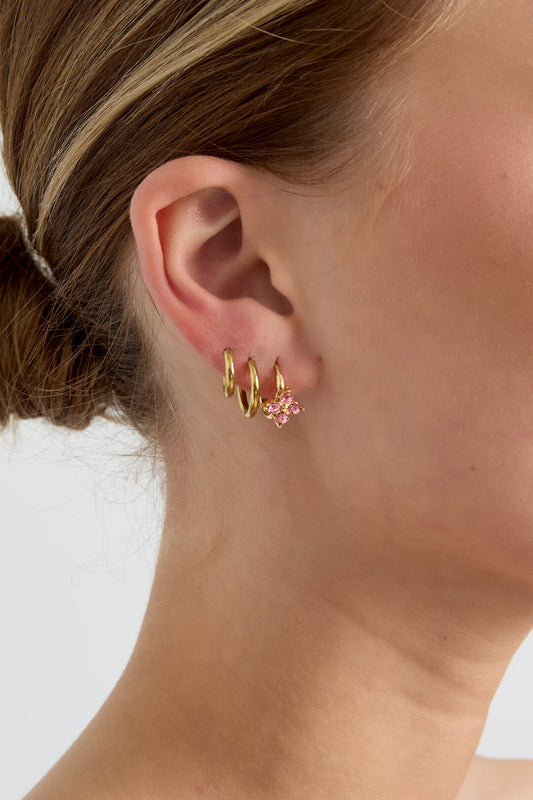 Small hoop earrings with clover-shaped stones