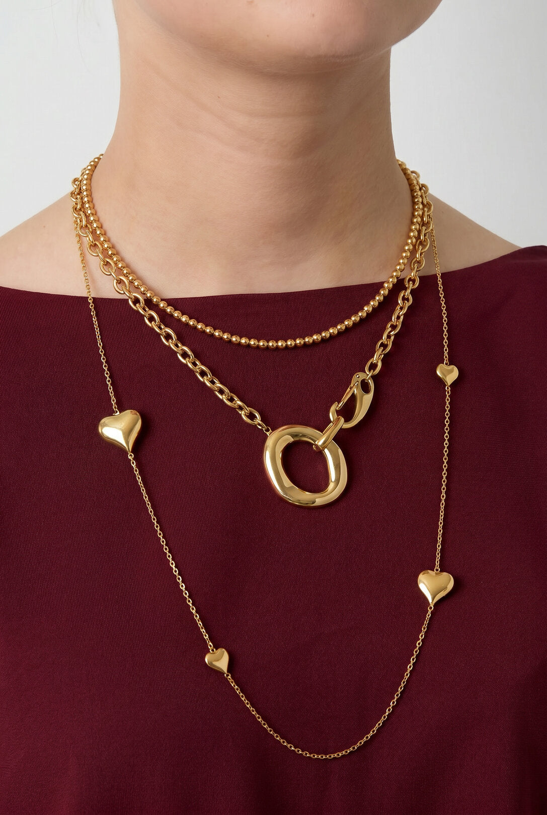 Chain with organic and oval-shaped front clasp