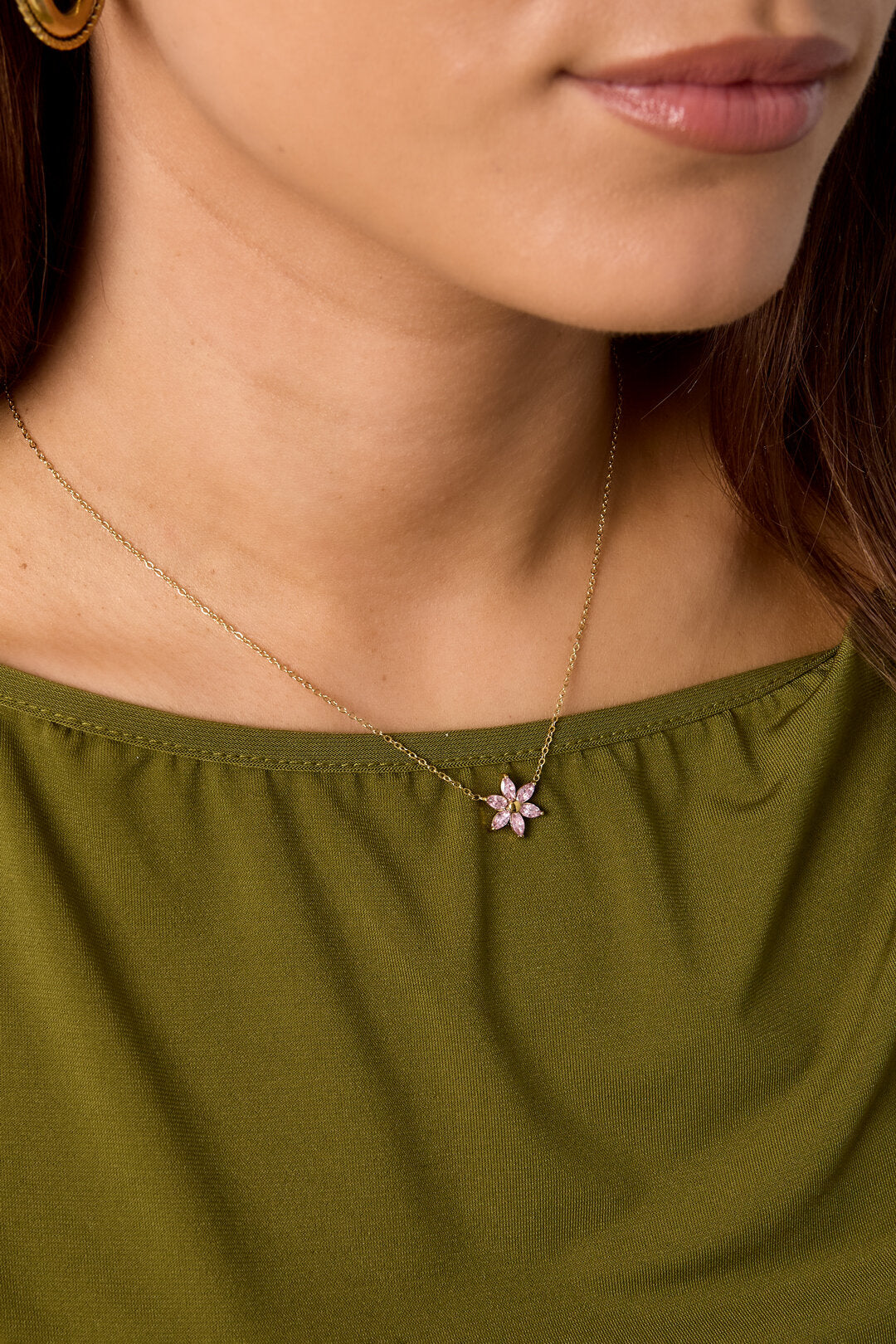 Necklace with rhinestone flower