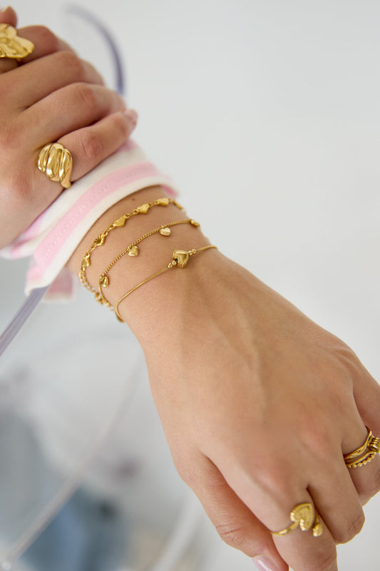Minimalist bracelet with decorated heart