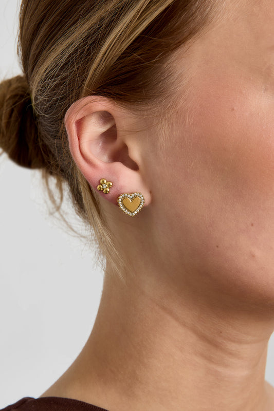 Heart-shaped stud earrings with set edges