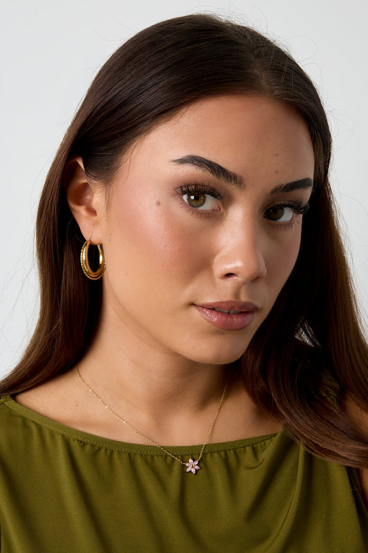 Necklace with rhinestone flower