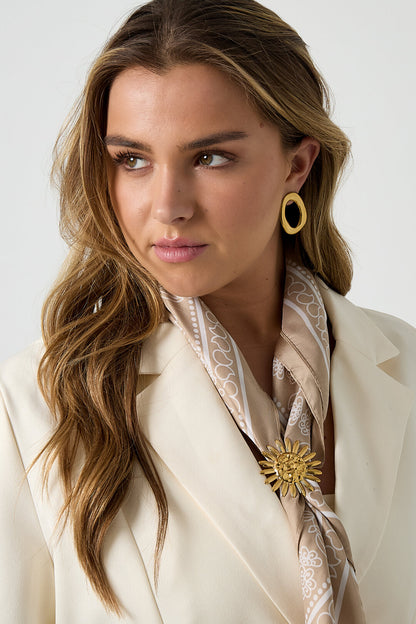 Elegant Gold Flower Brooch for Everyday Elegance